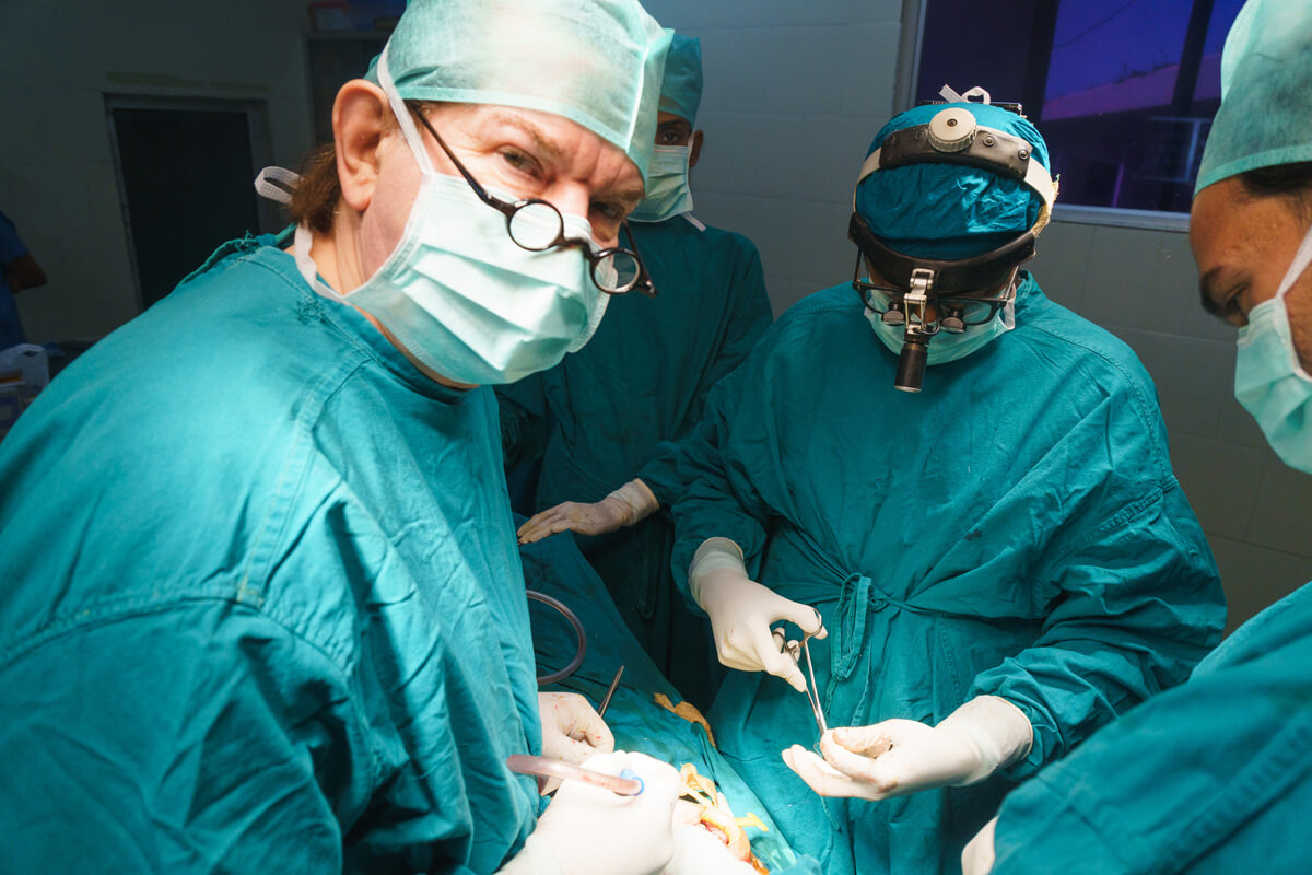 Prof. Dr. Dr. Sailer im OP