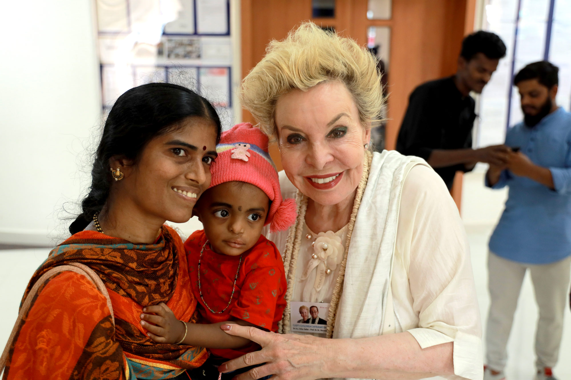 Frau Dr. Sailer mit einer Familie im Cleft-Zentrum Mangalore