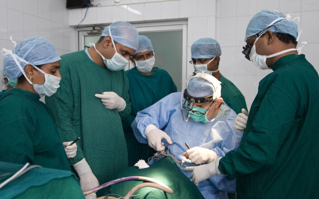 Prof. Dr. Dr. Sailer operiert