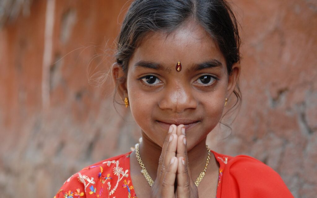 Ein Mädchen blickt in die Kamera.