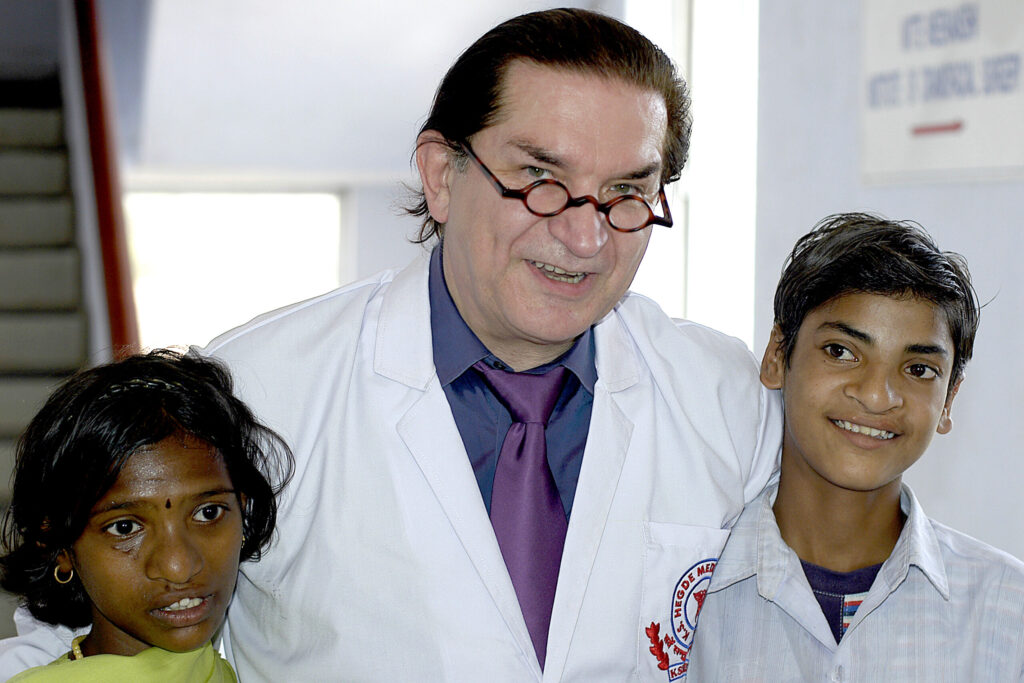 Prof. Dr. Dr. Sailer mit zwei indischen Kindern