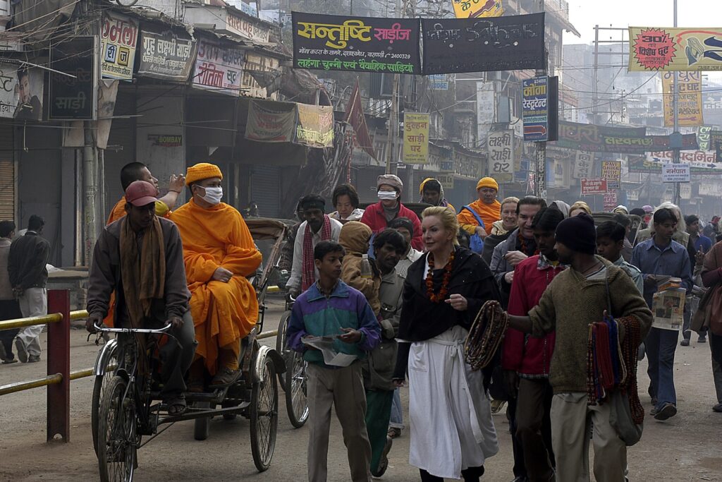 Frau Dr. Erika Sailer auf einer Straße mit vielen Menschen in Indien