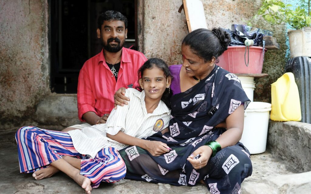 Komal nach der OP mit ihrer Familie