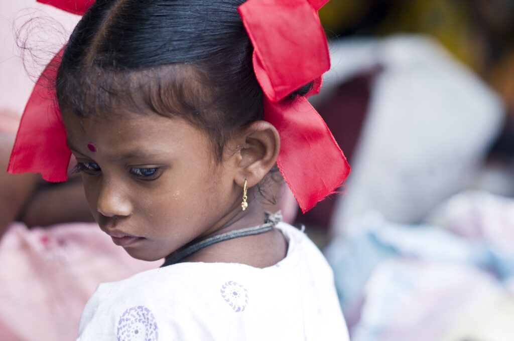 Ein Mädchen schämt sich für Ihre Gaumenspalte